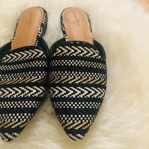 UNIVERSAL THREAD Mules